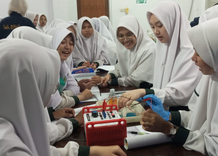 FKIP UM Metro Ajak Siswi MA Al Muhsin Belajar Sains di Laboratorium IPA Terpadu UM Metro