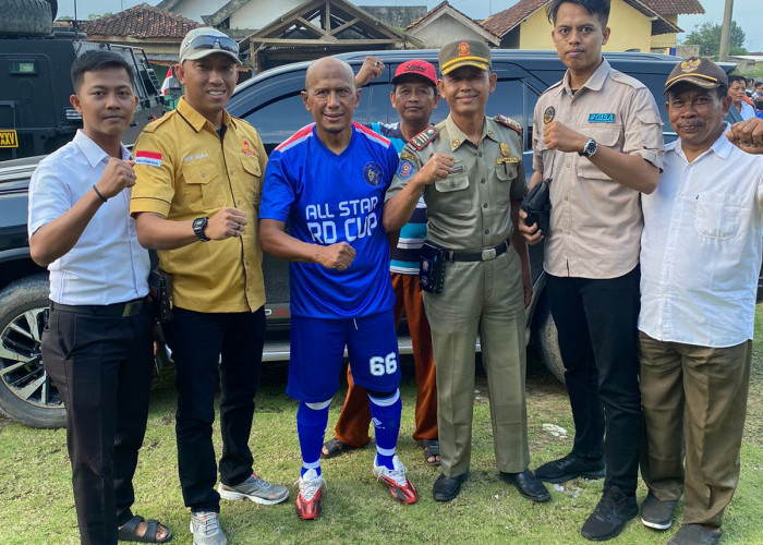 Kedatangan Coach RD di Seputih Surabaya Disambut Ribuan Penggemar Bola
