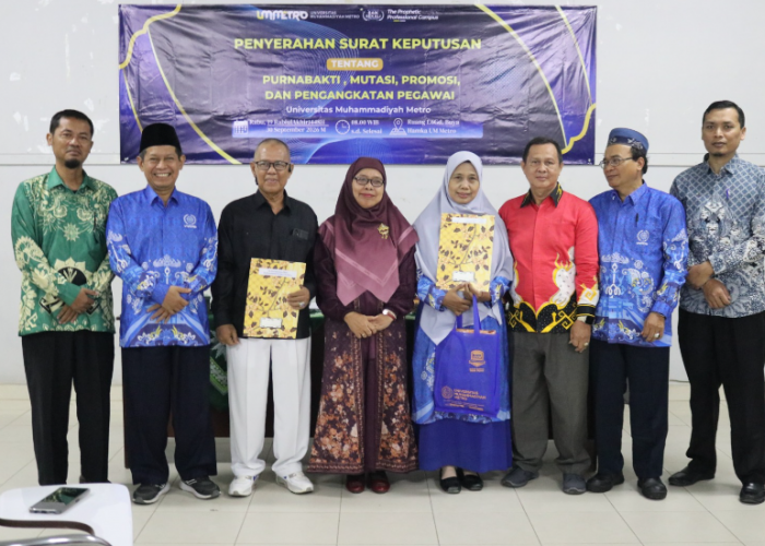 Momen Haru Dr. Sudarman Terima SK Pensiun Setelah Hampir 4 Dekade Mengabdi di UM Metro