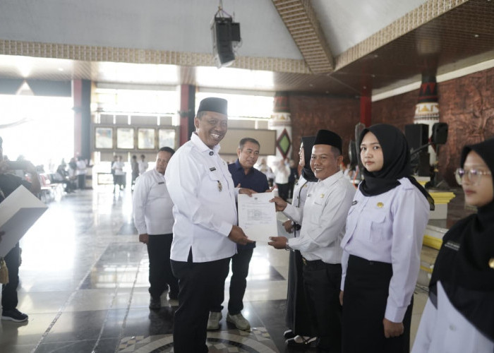 Plt. Bupati I Komang Koheri Serahkan 3.052 SK PPPK Paruh Waktu Formasi Nakes dan Tenaga Guru