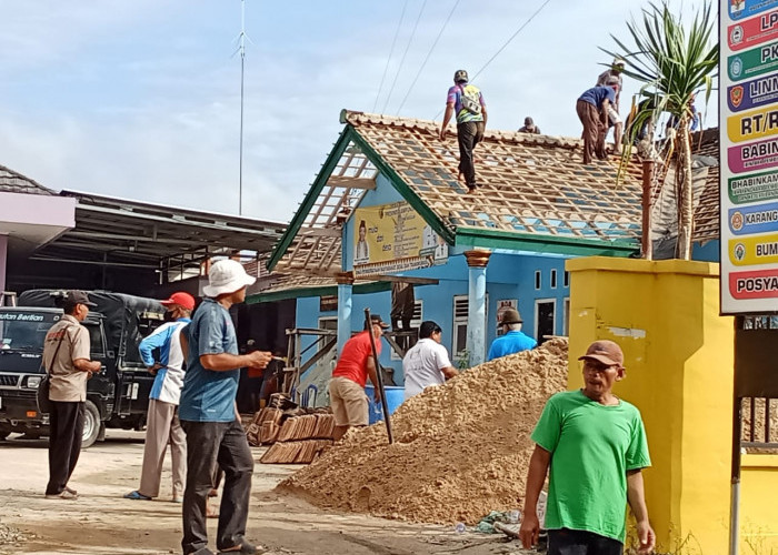 Masyarakat Rejosari Kerja Bakti Gotong royong Bongkar Gedung Balai Pekon Untuk Direnovasi