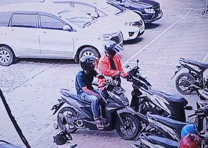 Aksi Pencuri Gasak Motor Terekam CCTV di Metro