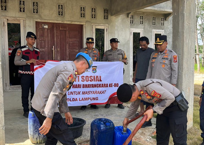 Peduli Warga, Polres Mesuji Salurkan Bantuan Air Bersih ke Desa Labuhan Permai