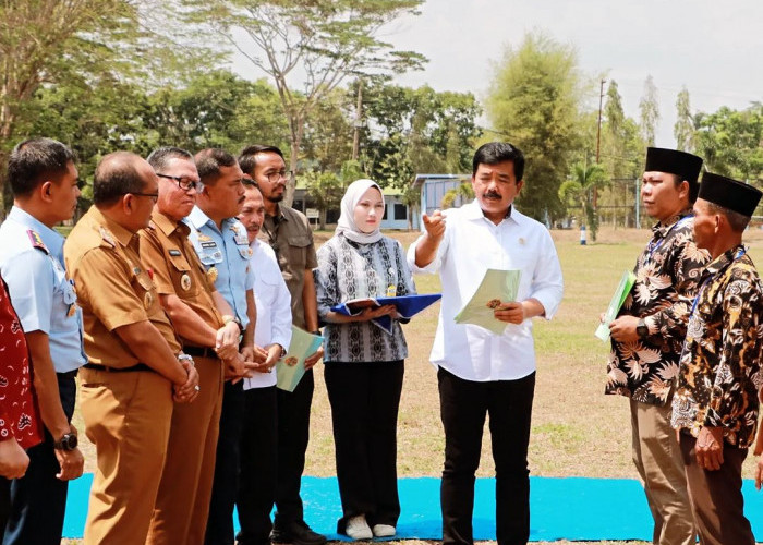 Menteri ATR/BPN Hadi Tjahjanto Menyerahkan 110 Sertifikat PTSL