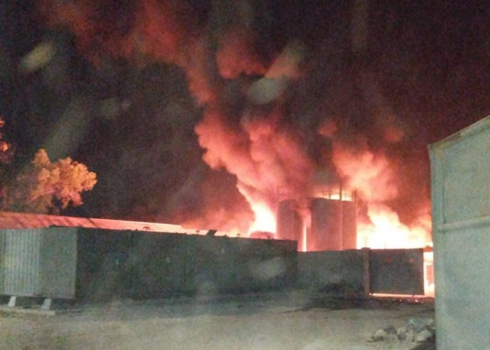 Separuh Area Pabrik Oli Bekas di Lampung Selatan Ludes Terbakar