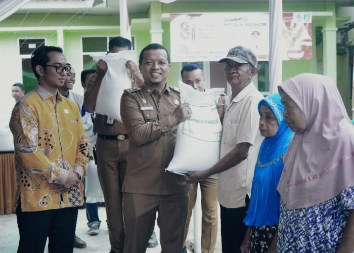 Bupati Pringsewu Salurkan Bantuan Pangan Beras untuk Warga Pekon Bumiarum