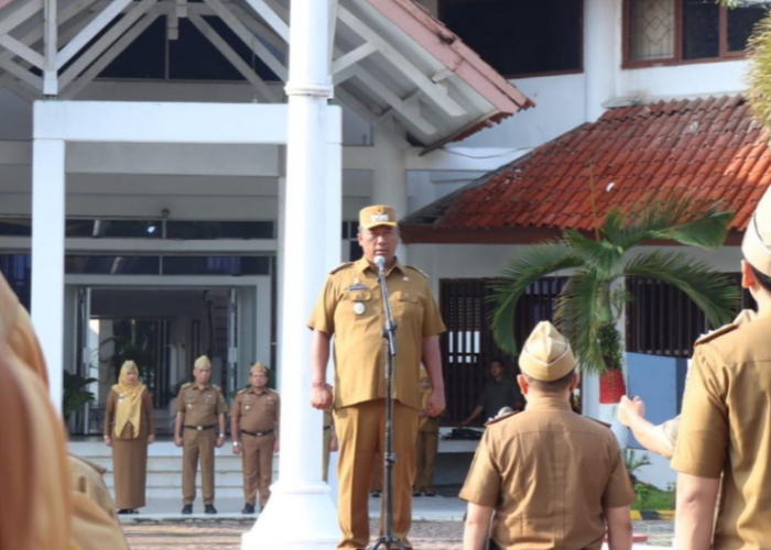 Jadi Pembina Apel Mingguan, Wabup I Komang Koheri Minta Terus Tingkatkan Etos Kerja dan Semangat