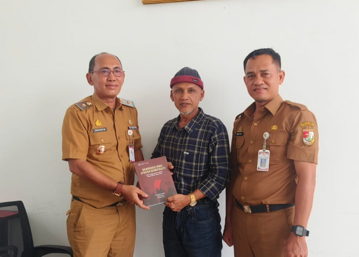 Perkuat Literasi, Perpustakaan Tubaba Terima Hibah Buku Pseudo Domocracy Dari Alumni Unila