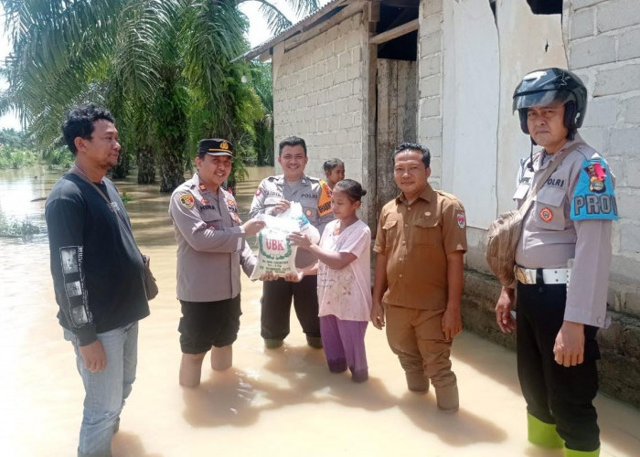 Kapolsek Way Serdang Bantu Korban Banjir 