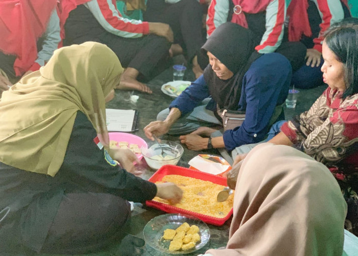 Himadikmi UM Metro Tingkatkan Life Skill Pengurus KWT Sekar Rahayu dengan Pembelajaran Membuat Nuget Sayuran