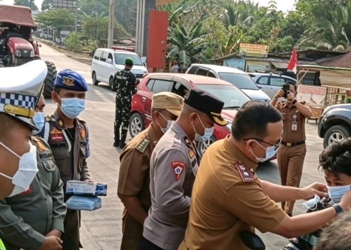 Polres Mesuji Bersama Forkopimda Bagikan Masker Serentak di 16 Titik