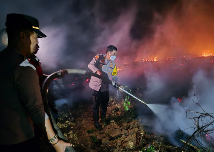 Kapolres Mesuji Turun Langsung Padamkan 13 Titik Kebakaran Lahan Berstatus High