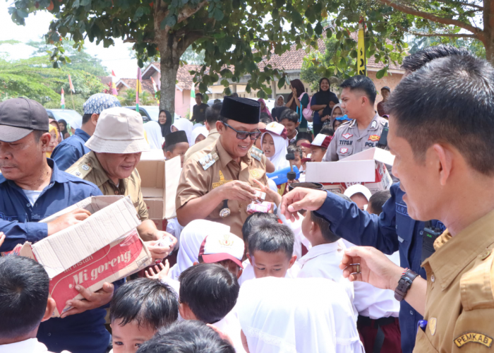 Kunjungi SDN 3 Buyut Ilir, Bupati Ardito Wijaya Bagikan Susu Dalam Upaya Pemenuhan Gizi