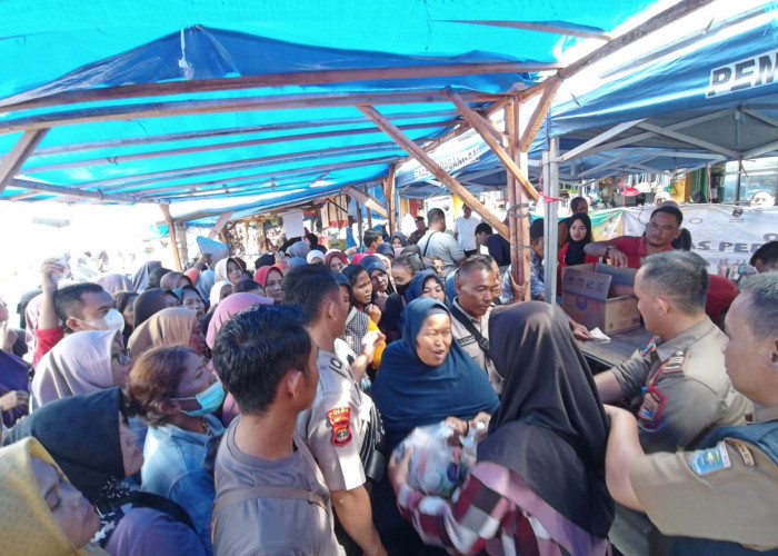 Warga Kota Metro Berdesak-desakan di Pasar Kopindo, Ternyata Antri ini! 