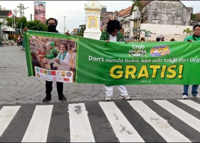 Grab Bike Jogja Bagikan Takjil kepada Pengguna Jalan saat Ramadan