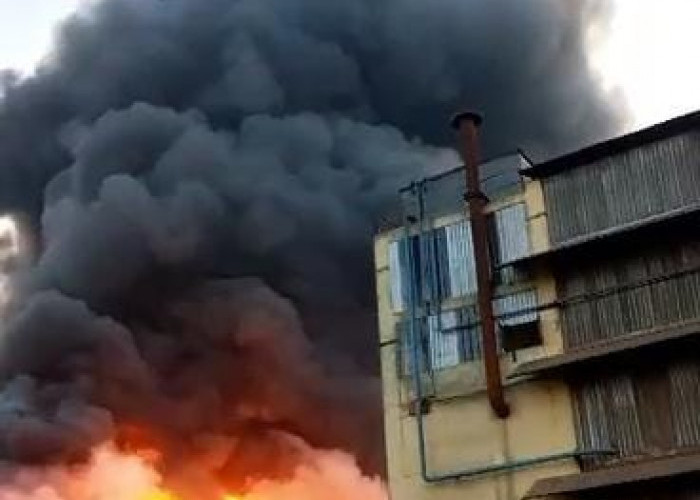 Pabrik Tomo Kota Metro Terbakar, 16 Jam Api Belum Padam