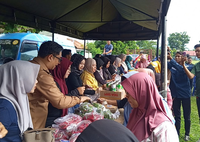 Gelar Pasar Murah, Ratusan Warga Serbu Bapok Murah di Metro Barat