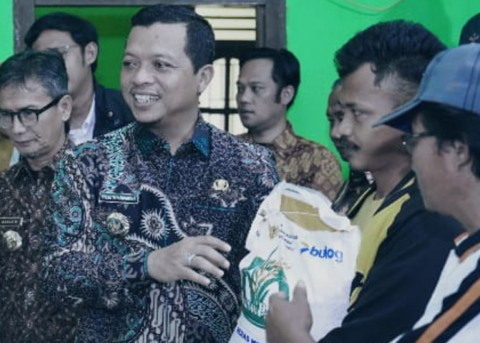 Tinjau Penyaluran Bantuan Pangan, Bupati Riyanto Harap Tanggulangi Kemiskinan