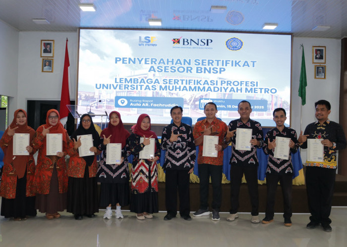28 Dosen UM Metro Terima Sertifikat Asesor BNSP