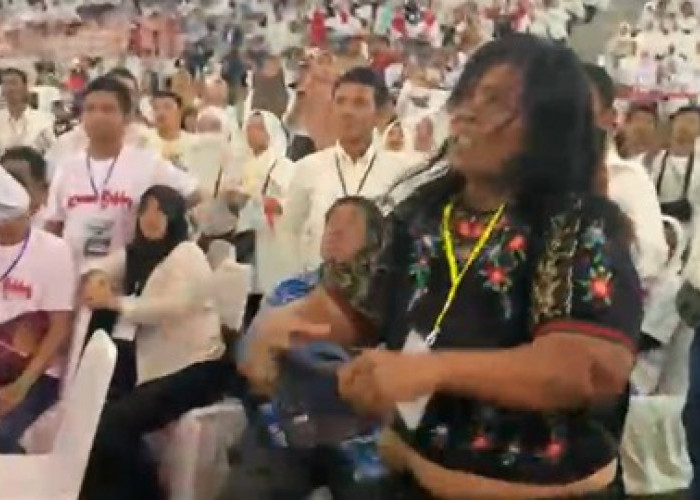 Wanita Mengamuk Lempar Sandal Saat Jokowi Datang Dalam Acara Bobby Nasution 