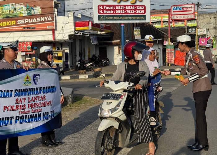 Gelar Aksi Simpatik, Polwan Pringsewu Bagikan Helm dan Coklat kepada Pengendara