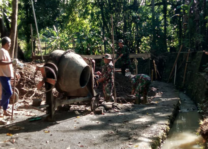 TNI dan Warga Lanjutkan Pembangunan Jembatan Gantung Garuda di Kulon Progo