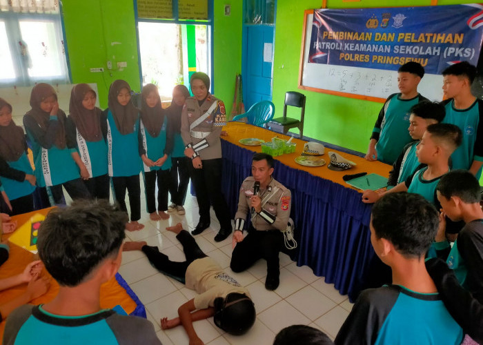 Satlantas Polres Pringsewu Gelar Pembinaan dan Pelatihan Patroli Keamanan Sekolah di SMPN 3 Gadingrejo