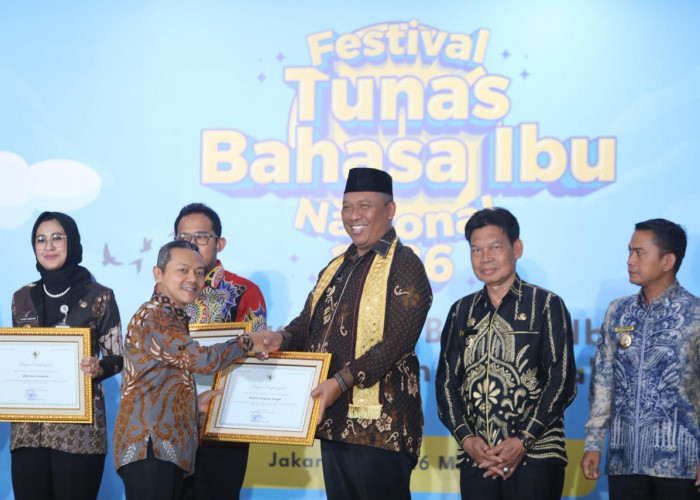 Plt. Bupati Lamteng Terima Penghargaan Kemendikdasmen Atas Dukungan Program Revitalisasi Bahasa Daerah