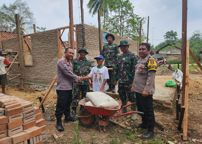 Polres Pringsewu Berikan Bantuan Material Bangunan untuk Korban Puting Beliung