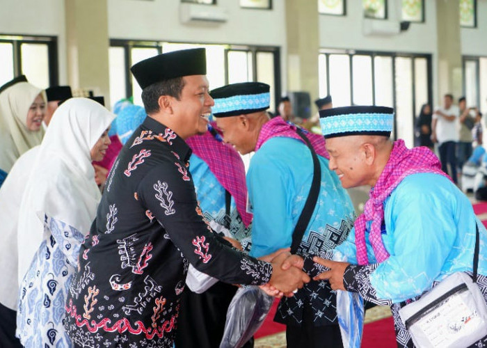 Bupati Pringsewu Lepas Pemberangkatan Ratusan Jamaah Calon Haji 