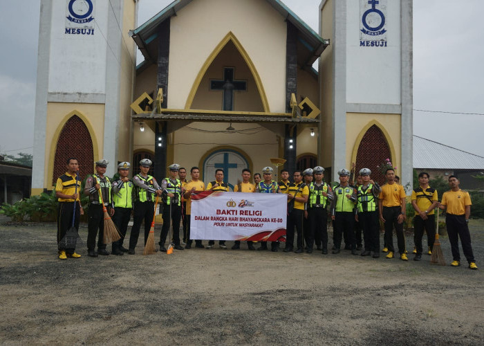 Sambut Hari Bhayangkara ke-80, Jajaran Polres Mesuji Laksanakan Bhakti Religi Bersihkan Tempat Ibadah