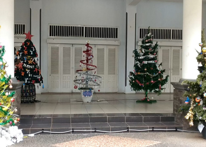 Pohon Natal dari Limbah, Hiasan 'Iconic' Hari Raya Natal 2023 di Kota Metro
