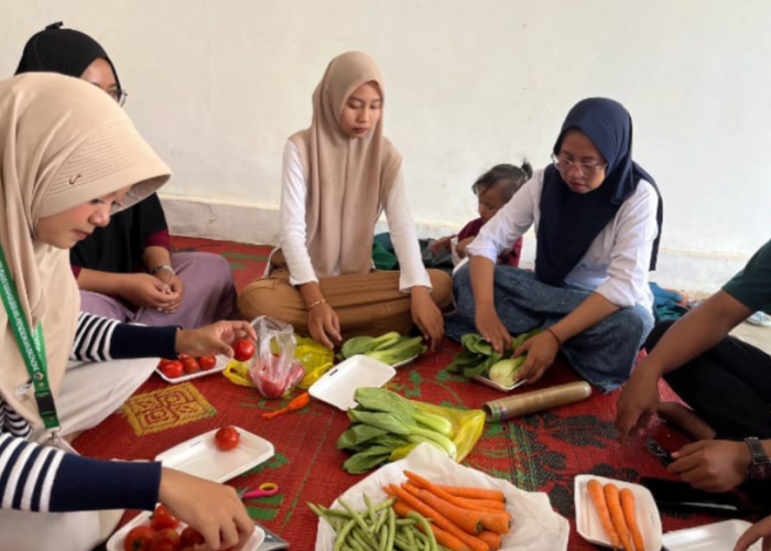 Tim PPK Ormawa HIMADIKMI Dampingi KWT Mitra Bunda Siapkan Hasil Panen untuk Pemasaran E-Commerce