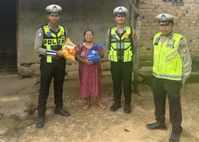 Wujud Kepedulian, Sat Lantas Polres Mesuji Bagikan Sembako ke Anak Yatim
