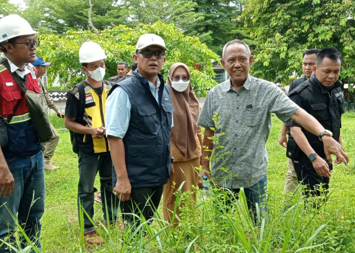 Akan Dibenahi, Wakil Bupati Lamteng Ardito Wijaya Mengecek Langsung Taman Tugu Canang Gunung Sugih