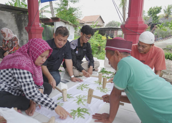 UBL Kembangkan Terapi Alumni ODGJ Ponpes Jolo Sutra Lampung Tengah Melaui Pelatihan Ecoprint Teknik Pukul