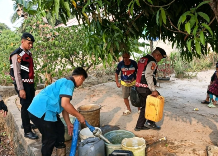 Peduli Warga Terdampak Kemarau, Polres Mesuji Bagikan Air Bersih di Labuhan Permai