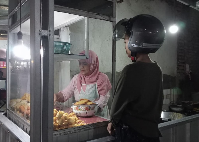 Semangat Kartini dalam Diri Kartiyem, Setia Jualan Gorengan di Usia 60 Tahun