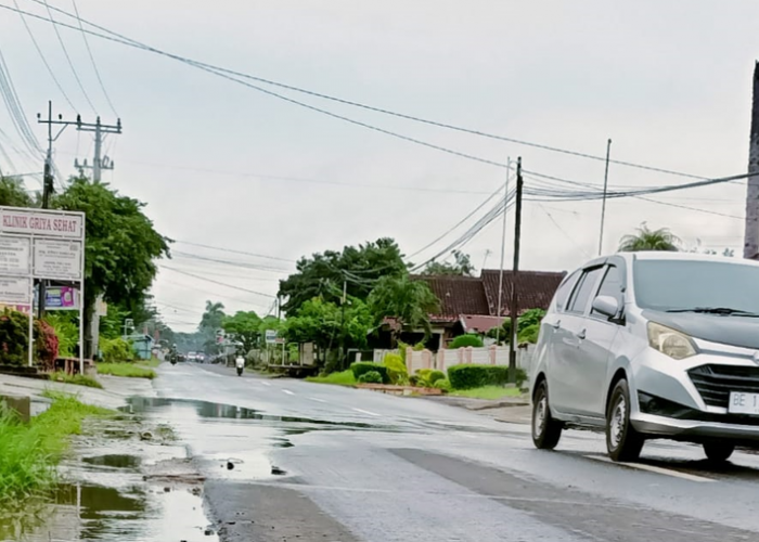 Mampet, Air dari Drainase Meluap ke Jalan Hasanudin