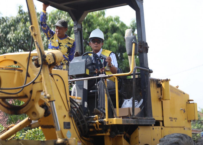 Bentuk Komitmen Pembangunan Infrastruktur, Bupati Ardito Wijaya Tinjau Perbaikan Ruas Jalan Karang Bolong
