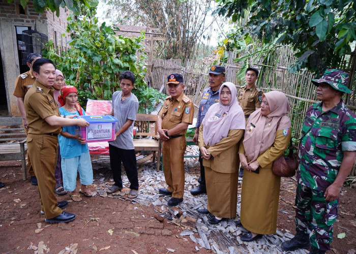 Pj Bupati Pringsewu Serahkan Bantuan Korban Angin Puting Beliung 