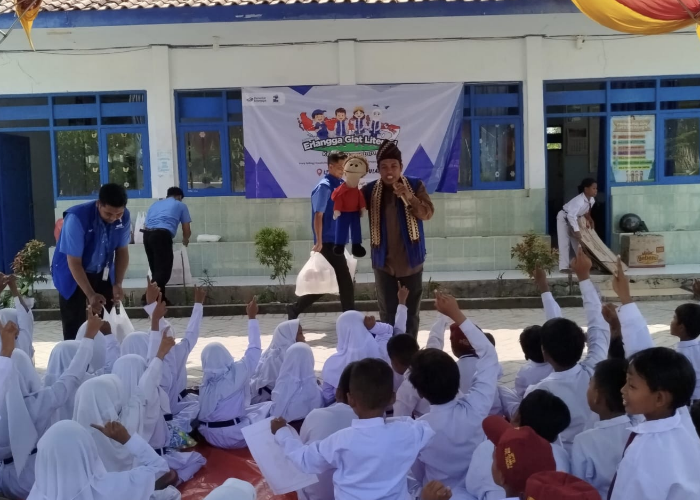 Pendongeng Asal Kota Metro Hibur Anak-anak di Pelosok Pulau Madura