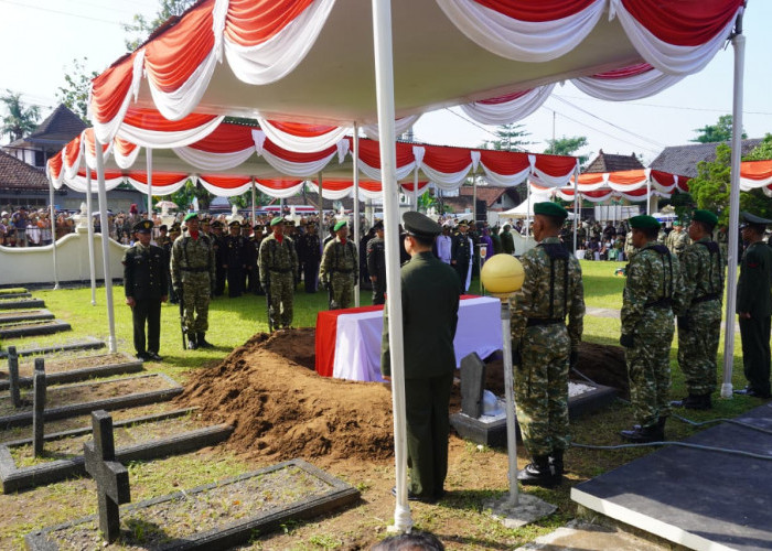 Upacara Pemakaman Militer Kopda Anumerta Farizal Rhomadhon Digelar Khidmat di TMP Giripeni