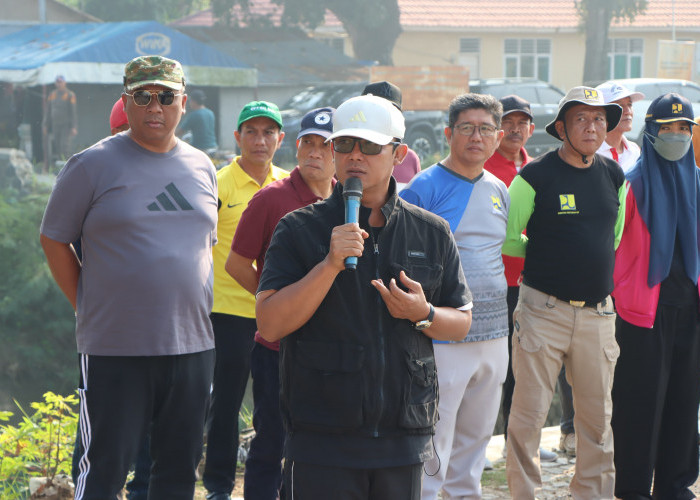 Bupati Ardito Wijaya dan Wabup I Komang Koheri Ajak Masyarakat Gotong-royong Bersihkan Irigasi