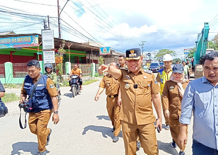 Tinjau Pembangunan Jalan, Walikota Metro Ancam Rekanan Nakal Masuk Daftar Hitam