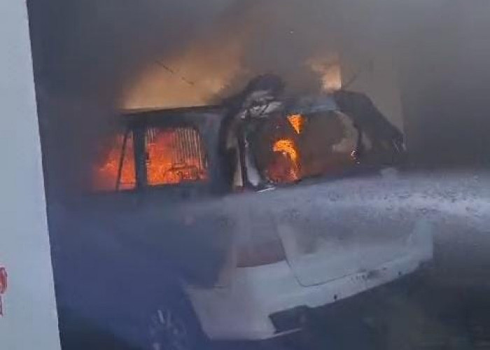 Mobil Innova Hangus Terbakar, Damkar: Diduga dari Konsleting Listrik