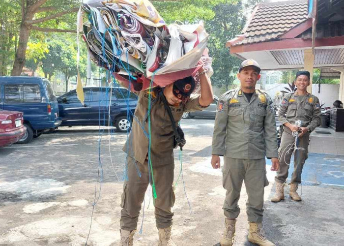 Satpol PP Sleman Tertibkan 24 Spanduk Ilegal, Pemkab Tegaskan Komitmen Jaga Keselamatan dan Ketertiban