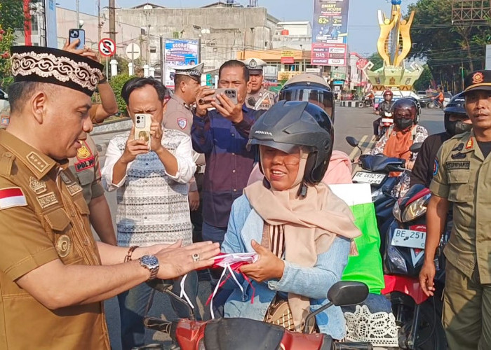 Peringati HUT Kemerdekaan RI, Pemkot Metro Bagikan Ratusan Bendera ke Pengendara 