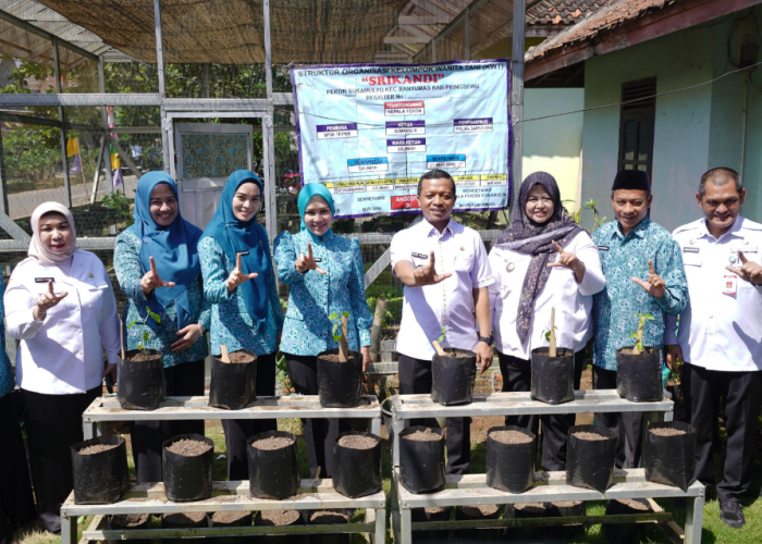 Ketua TP PKK Provinsi Lampung Serahkan Bantuan Saat Tinjau Desa TAPIS Binaan di Pringsewu