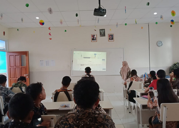 Belajar Bahasa Inggris Jadi Seru! Dosen dan Mahasiswa PBI Kenalkan Platform Weaklet di Sekolah Metro
